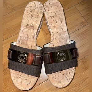 Sandal with a little heel, comfortable and spacious.